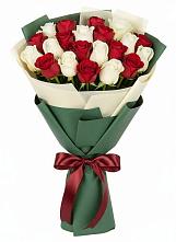Букет Микс из красных и белых роз в Талдоме