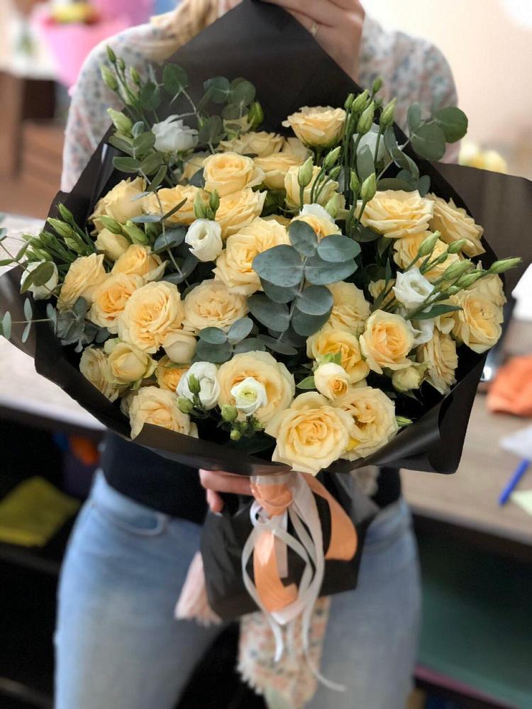 Букет цветов из: Розы и Лизиантусы в Талдоме