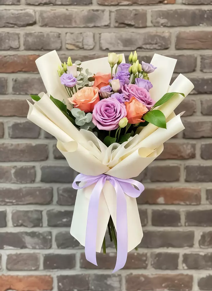 Букет цветов из: Лизиантусы и Розы в Талдоме