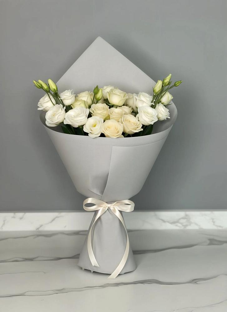 Букет цветов из: Розы и Лизиантусы в Талдоме