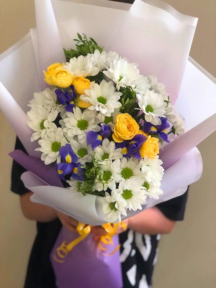 Букет цветов из: Ирисы, Хризантемы и Розы в Талдоме