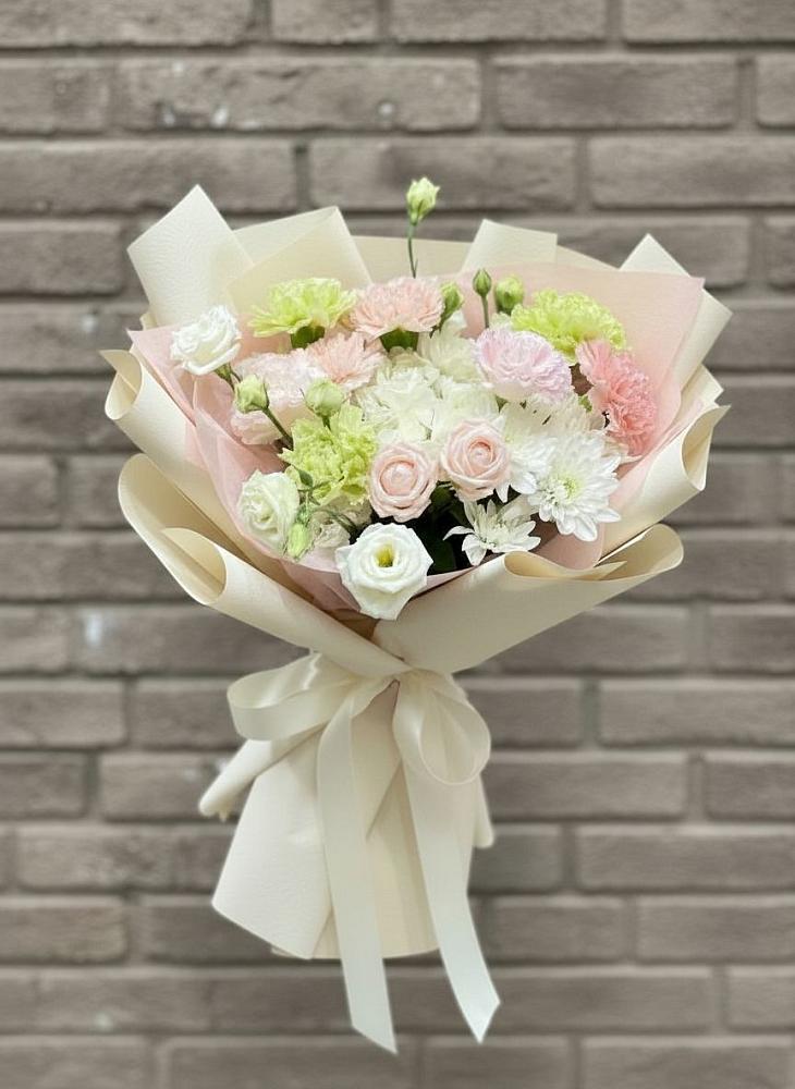 Букет цветов из: Гвоздики, Розы, Лизиантусы и Хризантемы в Талдоме