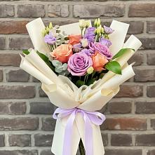 Букет цветов из:  Лизиантусы и Розы в Талдоме