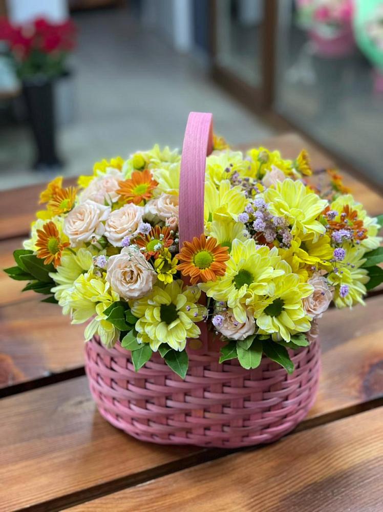 Цветочная композиция из Хризантемы и Розы в корзине в Талдоме