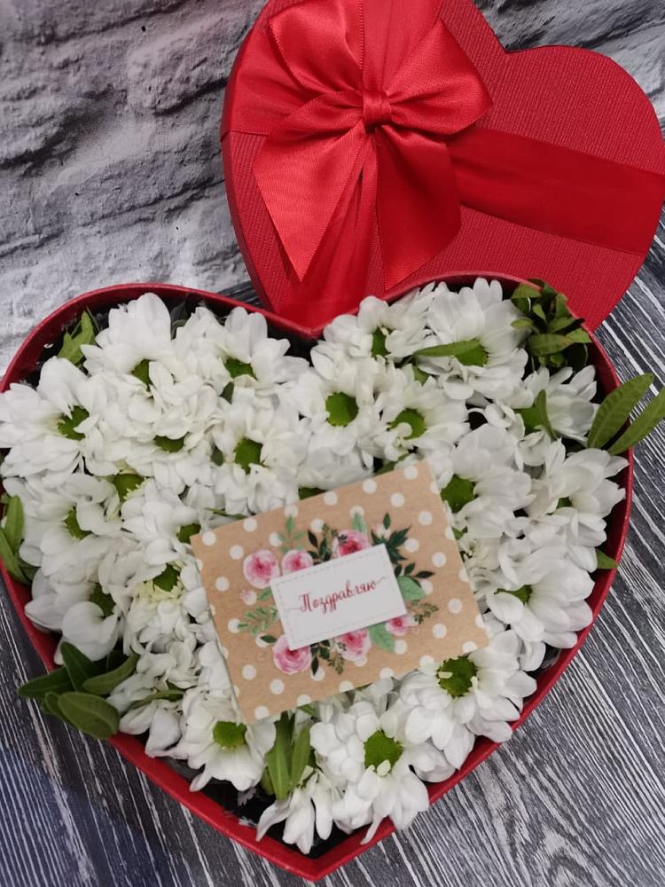 Цветочная композиция из Хризантемы в виде сердца в Талдоме