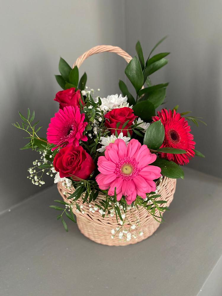 Цветочная композиция из Розы, Хризантемы и Герберы в корзине в Талдоме