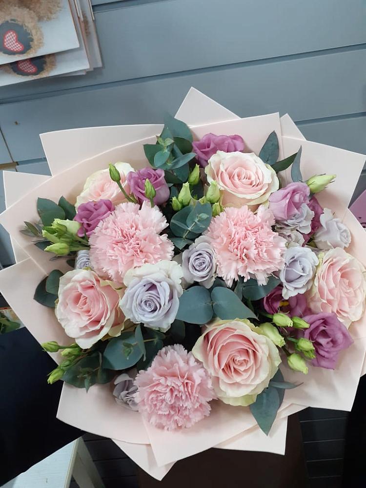 Букет цветов из: Розы, Гвоздики и Лизиантусы в Талдоме